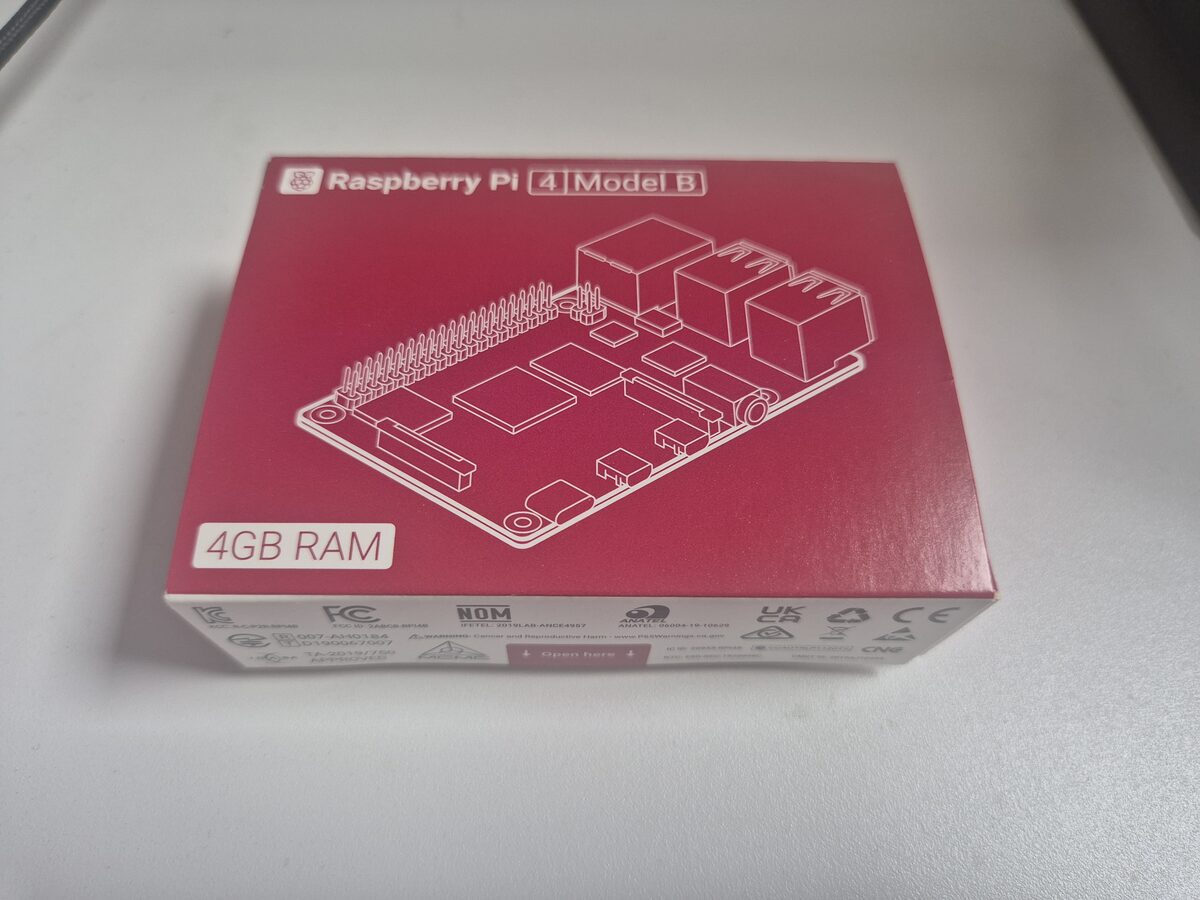 Raspberry Pi 4 Model B 4GB RAM 박스. 붉은 상자에 보드의 흰색 선화가 그려져 있다.